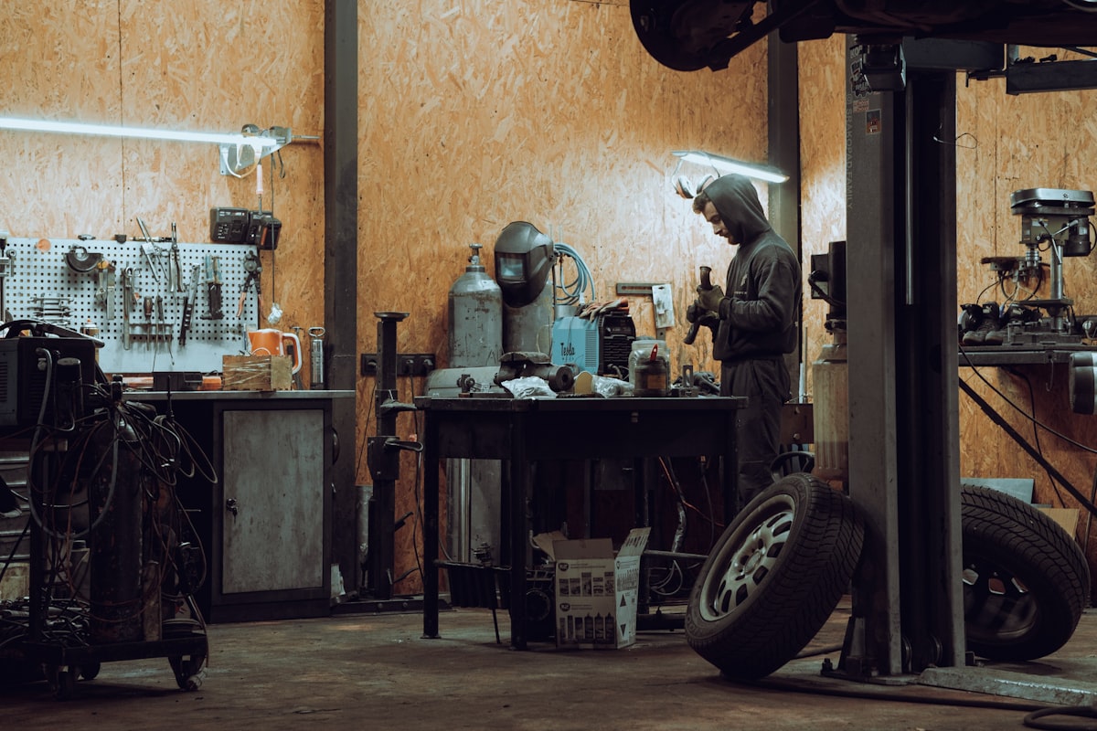 Mecánico experto revisando un automóvil en Autoservicehub